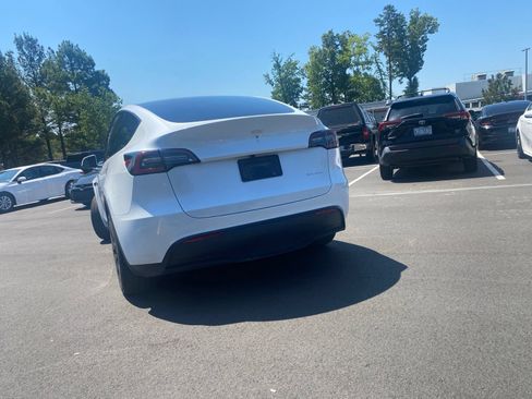 Used 2024 Tesla Model Y Long Range AWD/4WD image 23