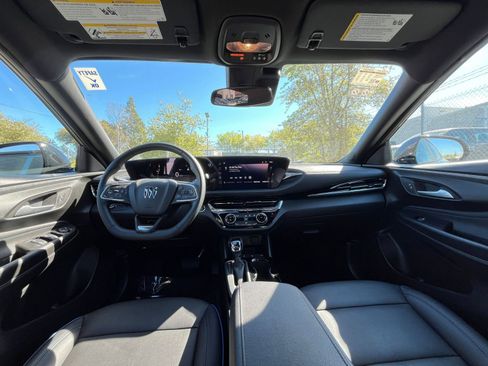 Used 2025 Buick Envista Sport Touring image 32