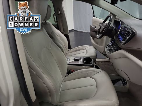 Used 2021 Chrysler Pacifica Touring-L FWD image 22