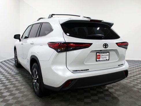 Used 2022 Toyota Highlander XLE image 4
