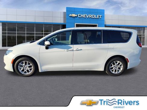 Used 2023 Chrysler Voyager LX FWD image 2