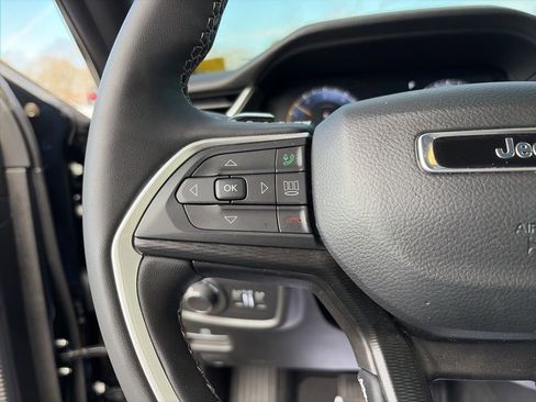 Certified 2025 Jeep Grand Cherokee Altitude image 17