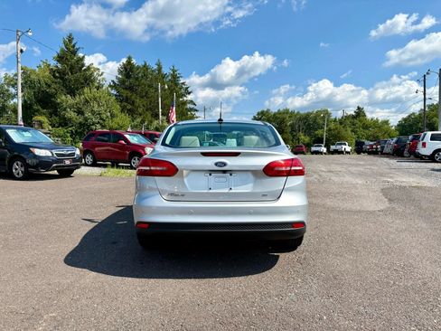 Used 2016 Ford Focus SE w/ SE Power Seat Package image 4