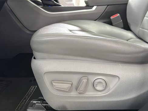 Used 2023 Toyota Highlander XLE image 14