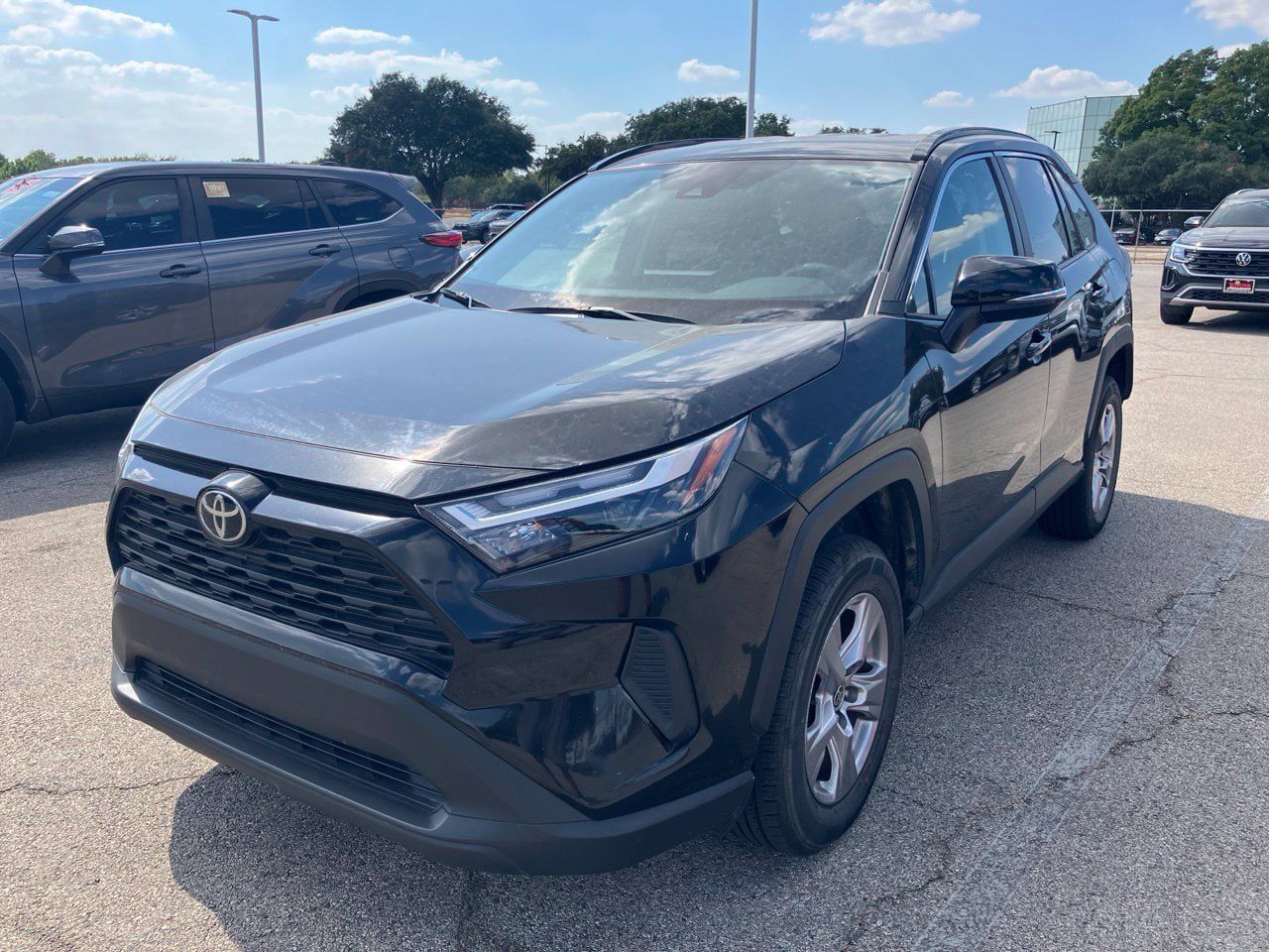 Used 2025 Toyota RAV4 XLE FWD image 1