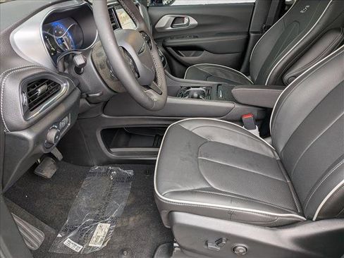 New 2026 Chrysler Pacifica Limited w/ S Appearance Package AWD/4WD image 4