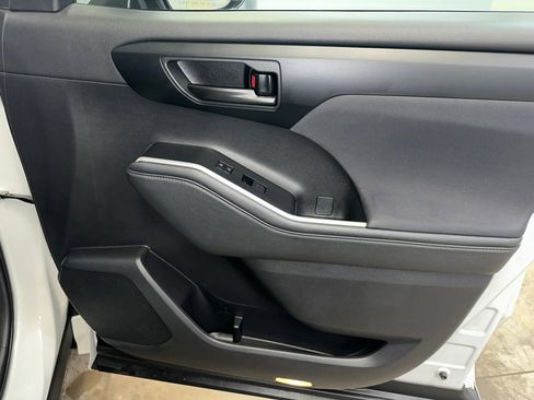 Used 2023 Toyota Highlander L FWD image 28