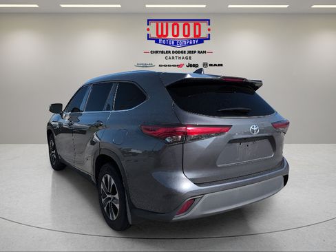 Used 2021 Toyota Highlander XLE AWD/4WD image 8