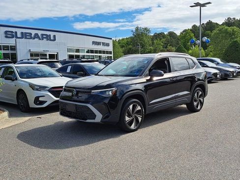 Used 2025 Volkswagen Taos SE AWD/4WD image 2