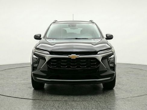 Used 2025 Chevrolet Trax LT FWD image 2