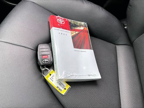 Certified 2025 Toyota Grand Highlander XLE image 14