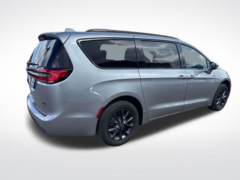 Used 2021 Chrysler Pacifica Touring w/ S Appearance Package AWD/4WD image 5