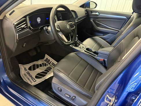 Certified 2024 Volkswagen Jetta SE w/ Panoramic Sunroof Package FWD image 19