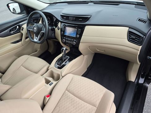 Used 2017 Nissan Rogue SV w/ SV Premium Package image 16