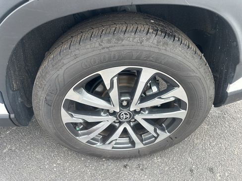 Used 2023 Toyota Corolla Cross XLE w/ Convenience Package image 15