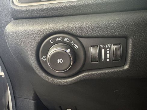 Used 2024 Chrysler Pacifica Pinnacle FWD image 31