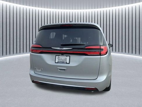 New 2026 Chrysler Pacifica Select image 11