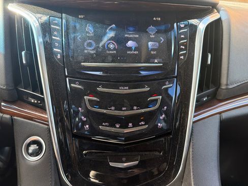 Used 2020 Cadillac Escalade Luxury AWD/4WD image 17