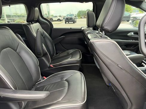Used 2022 Chrysler Pacifica Limited w/ Uconnect Theater Family Group FWD image 33
