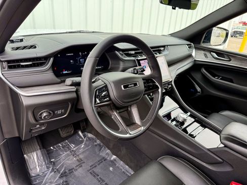 Used 2023 Jeep Grand Cherokee Overland w/ Luxury Tech Group IV image 9