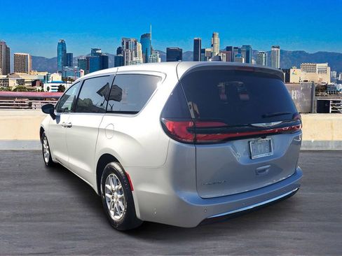 New 2026 Chrysler Pacifica Select image 5