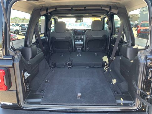 Used 2025 Jeep Wrangler Unlimited Rubicon AWD/4WD image 18