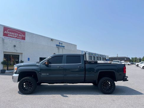 Used 2018 GMC Sierra 2500 SLE w/ HD SLE Preferred Plus Package AWD/4WD image 5