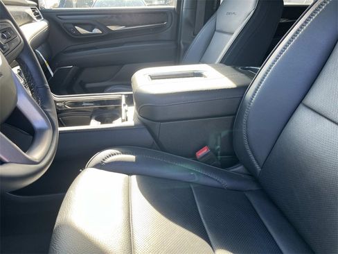Used 2024 GMC Yukon XL Denali image 30