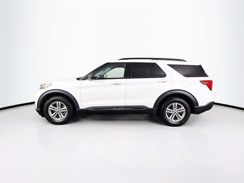 Used 2022 Ford Explorer XLT w/ Equipment Group 202A image 4