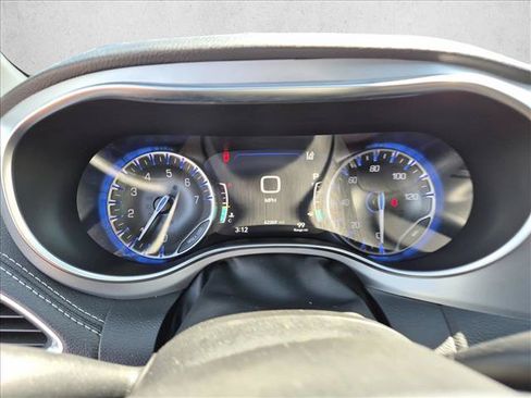 Used 2025 Chrysler Pacifica Limited FWD image 6