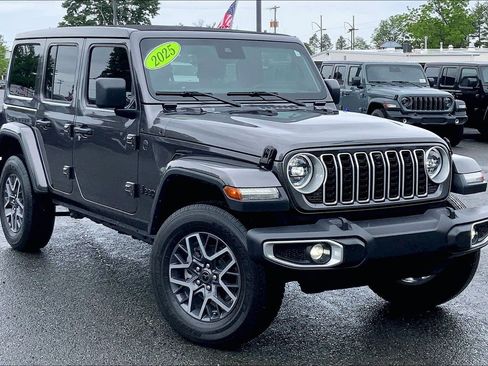 Used 2025 Jeep Wrangler Unlimited Sahara w/ Safety Group AWD/4WD image 2