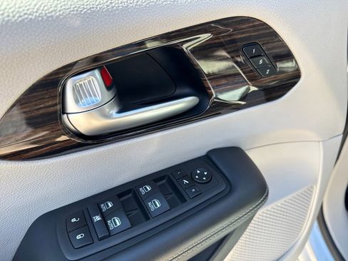 Used 2024 Chrysler Pacifica Limited FWD image 16