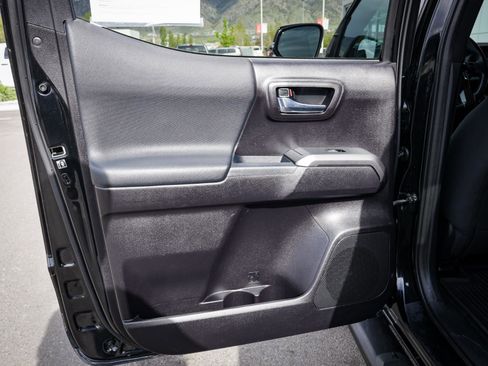 Used 2020 Toyota Tacoma TRD Sport w/ Technology Package AWD/4WD image 32