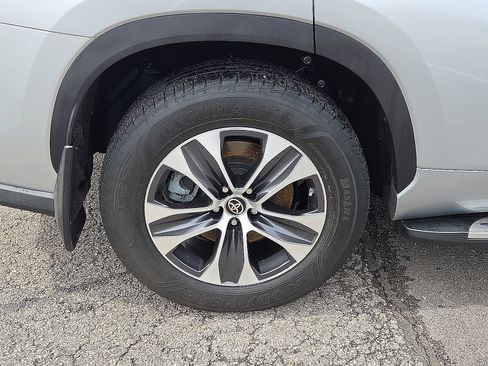 Used 2021 Toyota Highlander XLE image 7