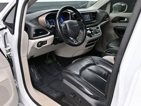 Used 2017 Chrysler Pacifica Touring-L image 2