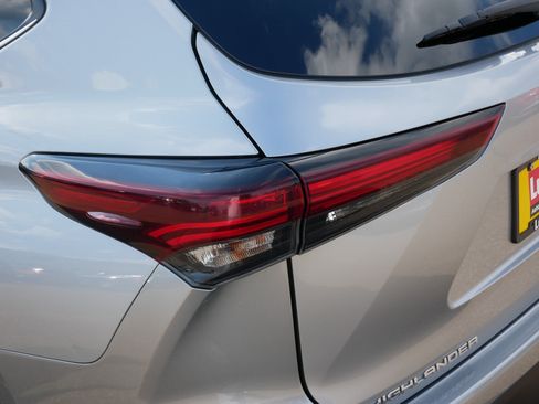 Used 2024 Toyota Highlander XLE AWD/4WD image 17