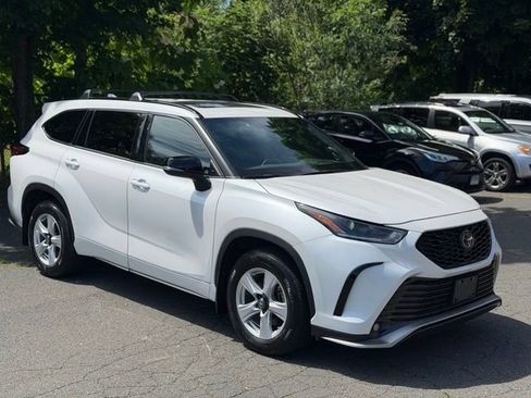 Used 2024 Toyota Highlander XSE AWD/4WD image 3