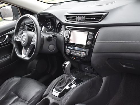 Used 2019 Nissan Rogue SL w/ Premium Package image 14