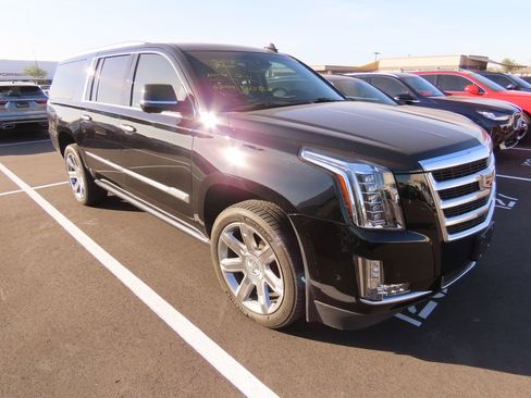 Used 2018 Cadillac Escalade ESV Premium Luxury image 2