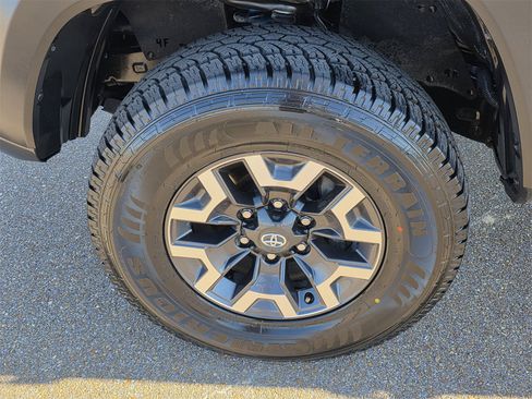 Used 2022 Toyota Tacoma TRD Off-Road image 31