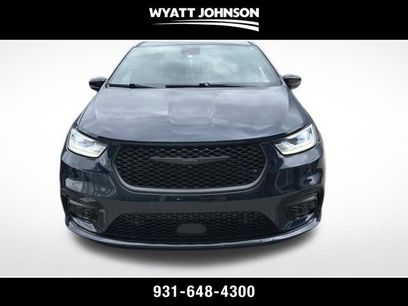 Used 2024 Chrysler Pacifica Limited w/ Uconnect Theater Family Group