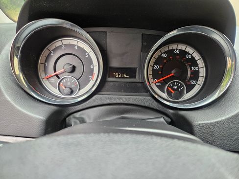 Used 2019 Dodge Grand Caravan SE w/ UConnect Hands-Free Group image 17