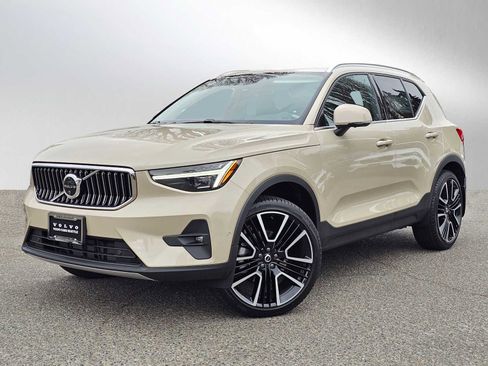 New 2025 Volvo XC40 B5 Plus w/ Climate Package image 3