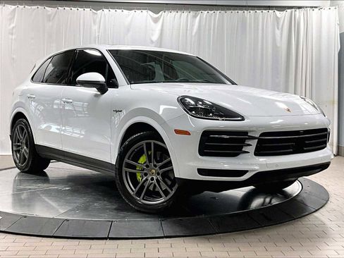 Used 2023 Porsche Cayenne Platinum Edition image 12