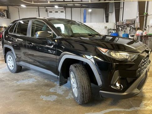 Used 2022 Toyota RAV4 LE image 8