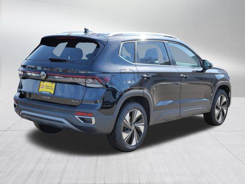 Certified 2025 Volkswagen Taos SE image 7