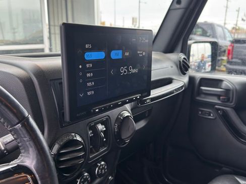 Used 2017 Jeep Wrangler Unlimited Sahara AWD/4WD image 11