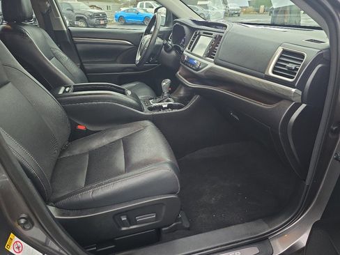 Used 2018 Toyota Highlander Limited Platinum image 16