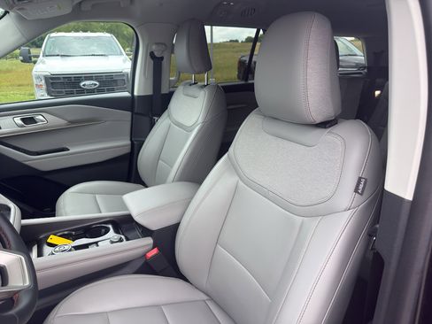 Certified 2025 Ford Explorer Active w/ Active Comfort Package AWD/4WD image 14