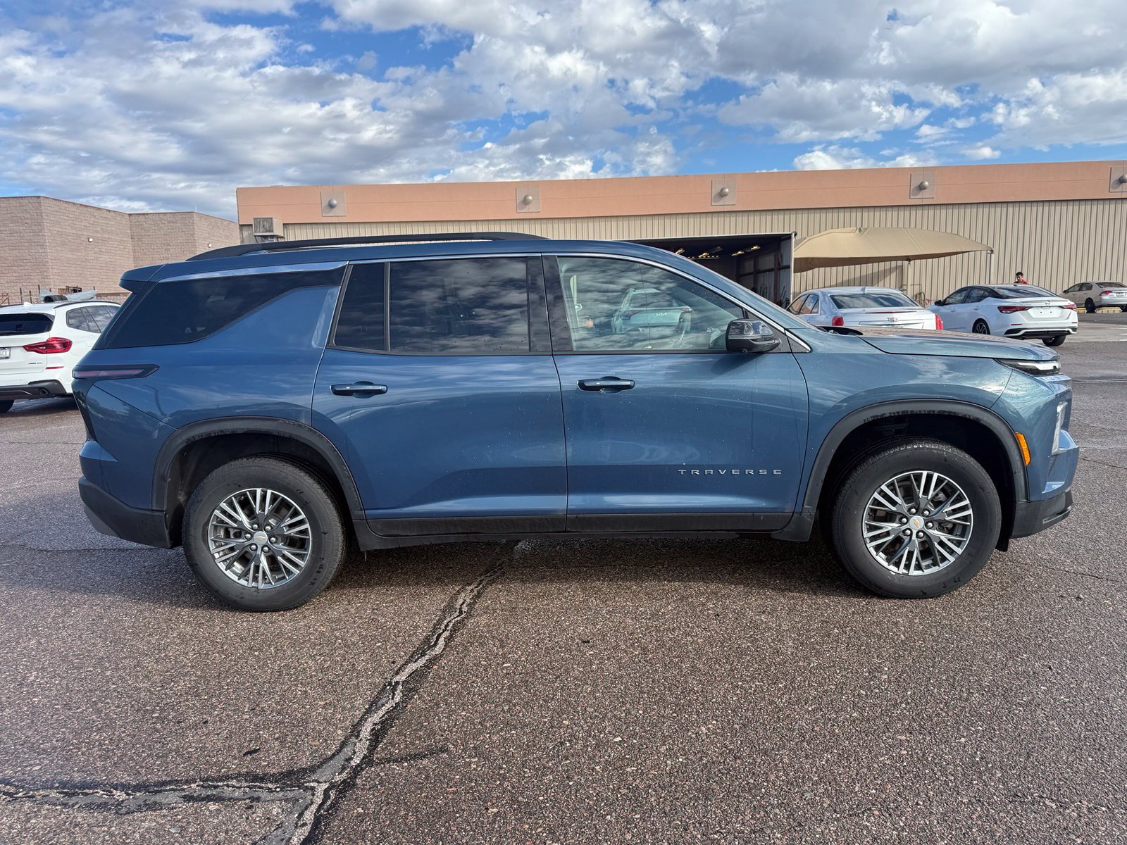 Used 2024 Chevrolet Traverse LT w/ Trailering Package AWD/4WD image 4
